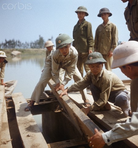 Miền Bắc 1973. Những người lính trẻ có nhiệm vụ lắp ráp những chiếc cầu tạm phục vụ cho quân đội tại một vùng gần Đồng Hới, Quảng Bình. Ảnh. Werner Schulze.